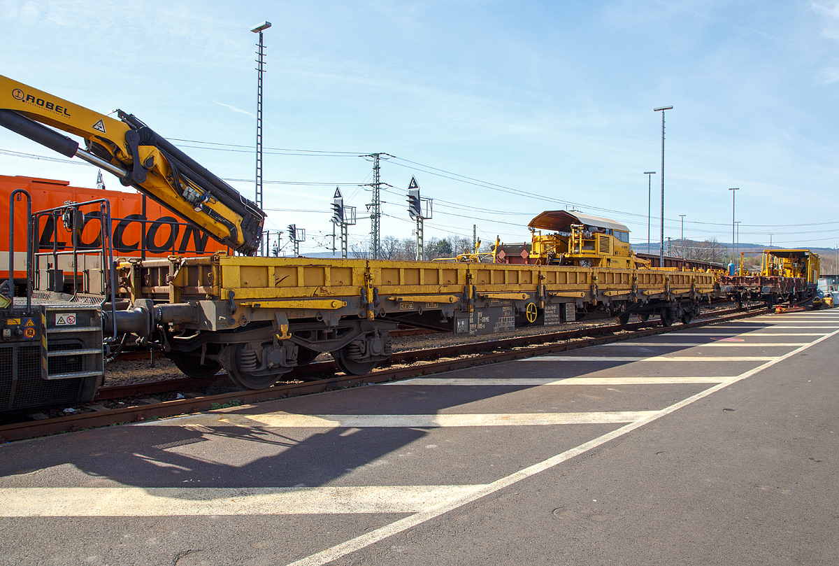 4-achsiger Drehgestell-Flachwagen mit Seitenborden, der Gattung Res 170,  RIV 37 80 3999 122-9 D-ORME, der Vermietungsfirma On Rail GmbH(Mettmann), abgestellt am 25.03.2017 beim ICE-Bahnhof Montabaur.

Technische Daten:
Spurweite: 1.435 mm
Anzahl der Achsen: 4
Lnge ber Puffer: 19.900 mm
Ladelnge: 18.400 mm
Ladebreite: 2.640 mm
Drehzapfenabstand: 14.860 mm
Achsabstand im Drehgestell: 1.800 mm
Eigengewicht: 25.300 kg
Tragfhigkeit: 54.500 kg (Streckenklasse C)
Achslast: 20 t
Hchstgeschwindigkeit: 100 km/h (beladen) / 120 km/h (leer)
Kleinster befahrbarer Gleisbogen: R = 75 m
Bremse: KE – GP