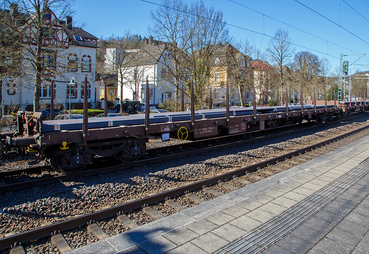 4-achsiger Drehgestell-Flachwagen, mit Stirnwandklappen und Drehrungen, ohne Seitenklappen, 31 81 3504 268-3 A-RCW, der Gattung Rns-z, der Rail Cargo Austria (zur BB), am 18.03.2022 im Zugverband beladen mit Grobblechen bei einer Zugdurchfahrt in Kirchen (Sieg).