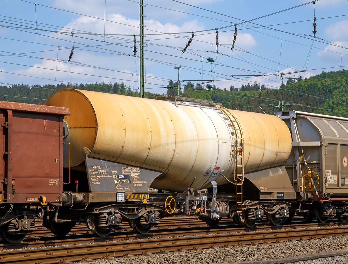 4-achsiger Drehgestell-Kesselwagen fr Kreideschlamm (Slurry), auch Slurry-Waggon genannt, der Gattung Zacns, 33 RIV 80 D-ATRR 7841 732-0, der franzsischen Vermietungsfirma ATIR-RAIL S.A. (Paris) am 22.05.2015 bei der Zugdurchfahrt in Betzdorf/Sieg.

Speziell fr den Transport von Kreideschlamm/Slurry sind diese isolierten 45 m Waggons entwickelt worden. Dies ist schon von auen an der doppel-konischen Gestalt erkennbar. Das Transportgut Slurry stellt eine hohe Anforderung an die innere Oberflche des Kessels dar. Kreideschlamm bentigt man in der Papierindustrie, fr hochwertige Druckpapiere. Der Kreideschlamm ist kein Gefahrgut.

TECHNISCHE DATEN:
Gattung: Zacns
Spurweite: 1.435 mm
Lnge ber Puffer : 12.770 mm
Drehzapfenabstand: 7.730  mm
Achsabstand im Drehgestell: 1.800 mm
Hchstgeschwindigkeit: 100 km/h (120 km/h leer)
zul. Gesamtgewicht: 80 t
Eigengewicht: 20.960 kg
Achslast: 20 t
Max. Nutzlast: 69 t
Gesamtvolumen: 45 m 
Tankdurchmesser (auen): 2.000 / 2.700 mm 
Tanklnge: 10.880 mm 
Untere Tankneigung (Geflle): 8 (Von beiden Seiten zur Mitte)
Betriebsdruck: 2,50 bar
Prfdruck: 4 bar
Tankwerkstoff: 1.4571 (V4A)