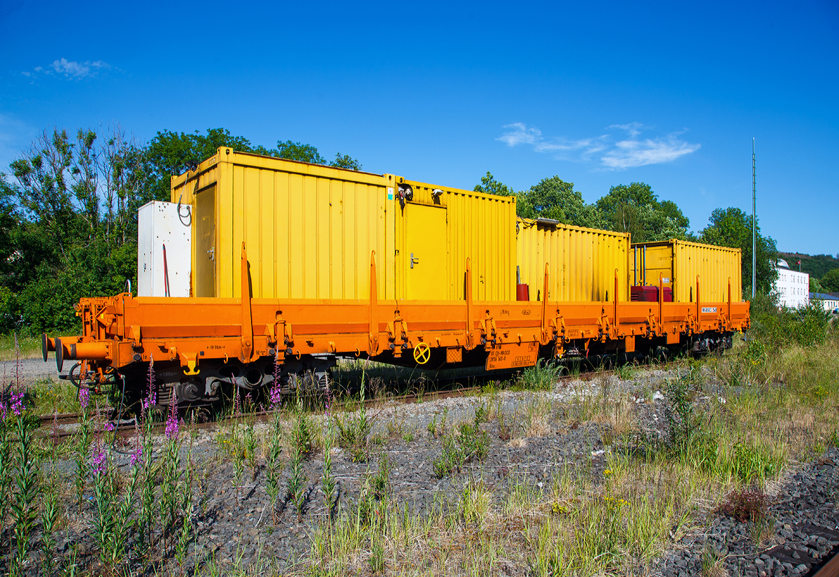 4-achsiger Drehgestellflachwagen mit klappbaren Seitenborden und Rungen, der Wascosa AG, 31 85 3936 163-0 CH-WASCO, der Gattung Res, abgestellt am 13.06.2020 in Betzdorf (Sieg). Hier Schutzwagen zur SPENO Schienenschleifeinheit RR 16 MS-6, beladen mit Werkstatt- und Aufenthaltscontainern.

TECHNISCHE DATEN: 
Spurweite: 1.435 mm
Lnge ber Puffer:  19.900 mm
Drehzapfenabstand:  14.860 mm
Achsabstand im Drehgestell:  1.800 mm
Hersteller Drehgestelle: SIG
Ladebreite: 2.640 mm
Lnge der Ladeflche: 18.500 mm
Ladeflche: 49 m
Hchstgeschwindigkeit:  beladen 100 km/h 
Eigengewicht:  23.300 kg
Maximale Ladegewicht:  56,7 t (ab Streckenklasse C)
Kleinster bef. Gleisbogenradius:  75 m
Bremse: O-GP-A (mit Cosid 810 bzw. CoFren C810)
Intern. Verwendungsfhigkeit:  RIV
