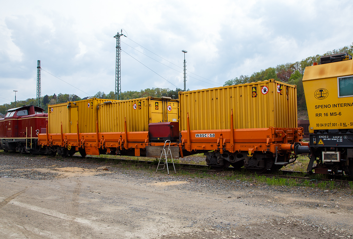 4-achsiger Drehgestellflachwagen mit klappbaren Seitenborden und Rungen, der Wascosa AG, 31 85 3936 163-0 CH-WASCO, der Gattung Res, abgestellt am 29.04.2022 in Betzdorf (Sieg). Hier Schutzwagen zur SPENO Schienenschleifeinheit RR 16 MS-6, beladen mit Werkstatt- und Aufenthaltscontainern.

TECHNISCHE DATEN:
Spurweite: 1.435 mm
Länge über Puffer: 19.900 mm
Drehzapfenabstand: 14.860 mm
Achsabstand im Drehgestell: 1.800 mm
Hersteller Drehgestelle: SIG
Ladebreite: 2.640 mm
Länge der Ladefläche: 18.500 mm
Ladefläche: 49 m²
Höchstgeschwindigkeit: beladen 100 km/h
Eigengewicht: 23.300 kg
Maximale Ladegewicht: 56,7 t (ab Streckenklasse C)
Kleinster bef. Gleisbogenradius: 75 m
Bremse: O-GP-A (mit Cosid 810 bzw. CoFren C810)
Intern. Verwendungsfähigkeit: RIV 