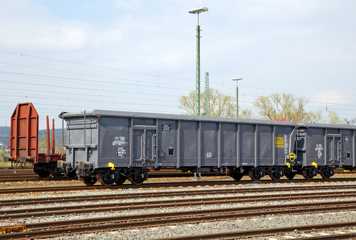 4-achsiger Drehgestellwagen mit Rolldach speziell fr Tonerde, der Gattung Tamns (31 RIV 87 F-ERSA 0806 762-8) der Vermietungsfirma ERMEWA SA (100%Tochter der SNCF) abgestellt am 10.04.2016 in Wetzlar.

Die Wagen werden speziell eingesetzt.

Technische Daten: Hersteller: 
Arbel Fauvet Rail, Frankreich (seit 2010 AFR Titagarh) 
Baujahr: 1988 
Spurweite: 1.435 mm
Lnge ber Puffer: 15.740 mm
Drehzapfenabstand: 10.700 mm
Gesamter Radsatzstand:  12.500 mm
Achsabstand im Drehgestell: 1.800 mm
Eigengewicht: 24.600 kg
Maximales Ladegewicht: 65,4 t
Radsatzlast: 
Hchstgeschwindigkeit: 120 km/h (leer) bzw. 100 km/h (beladen)
Ladeflche: 37,0 m
Laderaum: 80,8 m