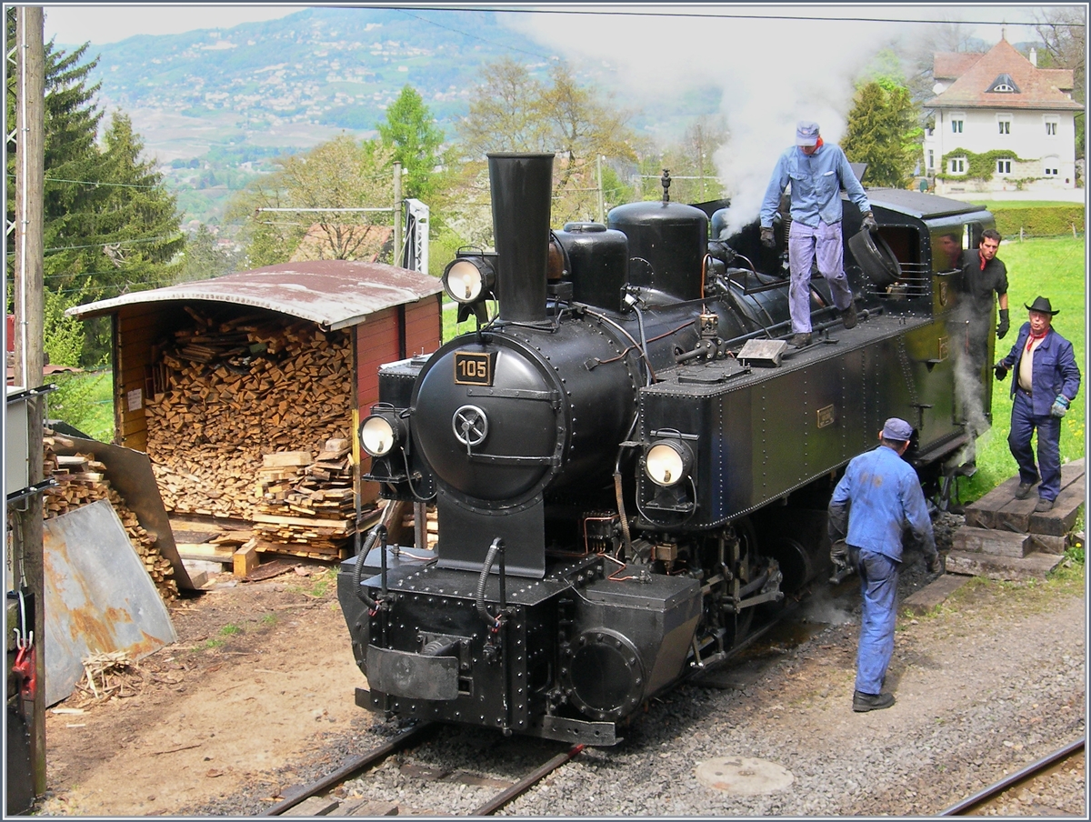 40 Jahre Blonay Chamby:  die damals noch vollständig schwarze SEG G 2x 2/2 105 bei der  Behandlung  in Chaulin.
3. Mai 2008