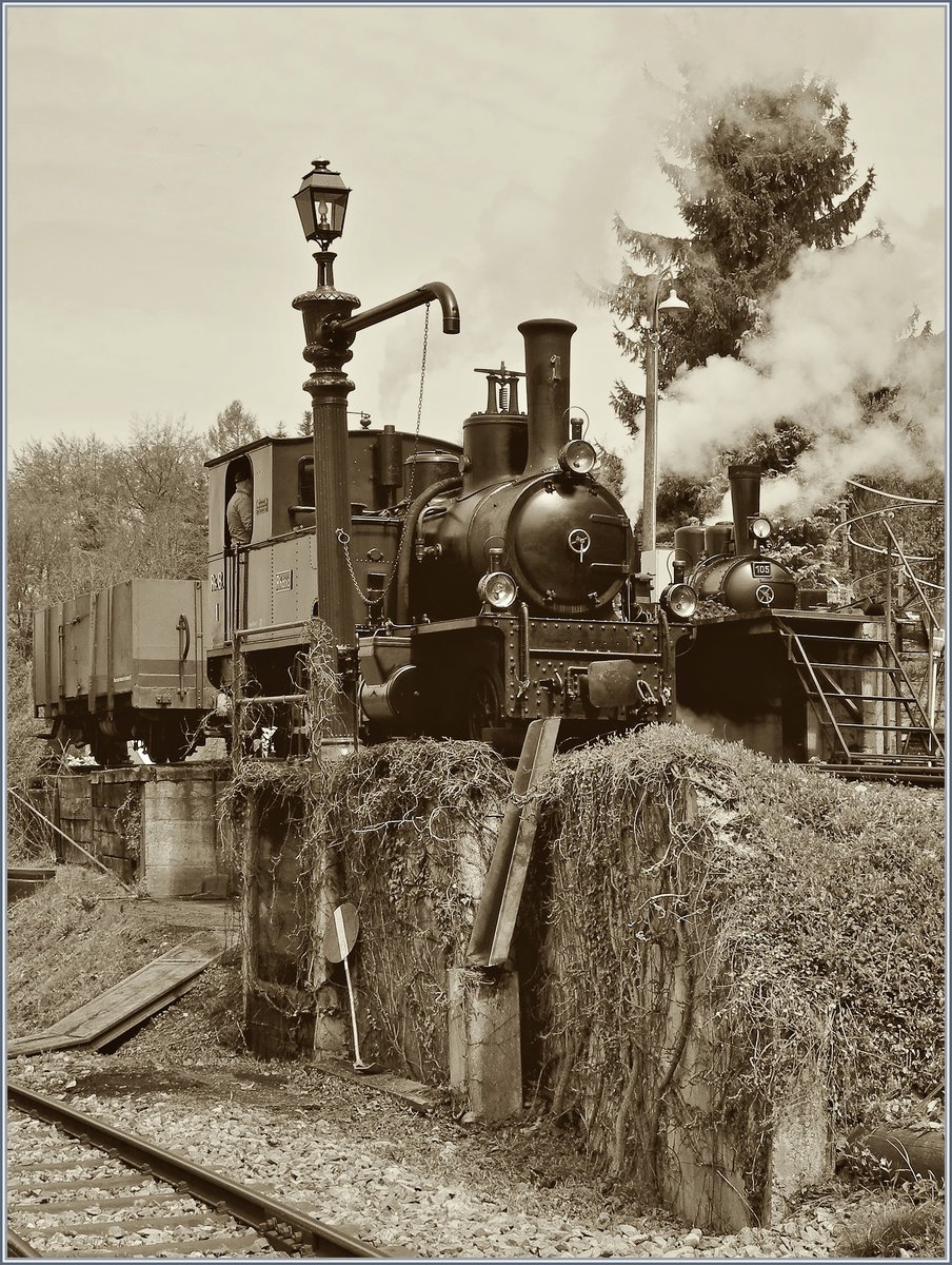 40 Jahre Blonay Chamby, Pfingstfestival 2008: Nachdem die 1889 gebaute RhB G 3/4 N° 1 bereits zwischen 1970 und 1988 bei der Blonay - Chamby Bahn im Einsatz stand besucht die Lok im Rahmen des 40 Jahre Jubiläum der Museumsbahn erneut die Westschweiz. Das Bild zeigt die Lok in der Behandlungsanlage von Chaulin. Die G 3/4 N° 1 wurde von der SLM zur Eröffnung 1889 an die L.D. (Landquart - Davos Bahn) geliefert. Nach 126 Jahren nach ihrer Inbetriebnahme erlitt die G 3/4 N° 1 einen Defekt, damit sie weiterhin als älteste, noch betriebsfähigen Meterspurdampfloks gilt, bracht sie etwas  Kohle : https://www.rhaetia1.ch/ 3. Mai 2008