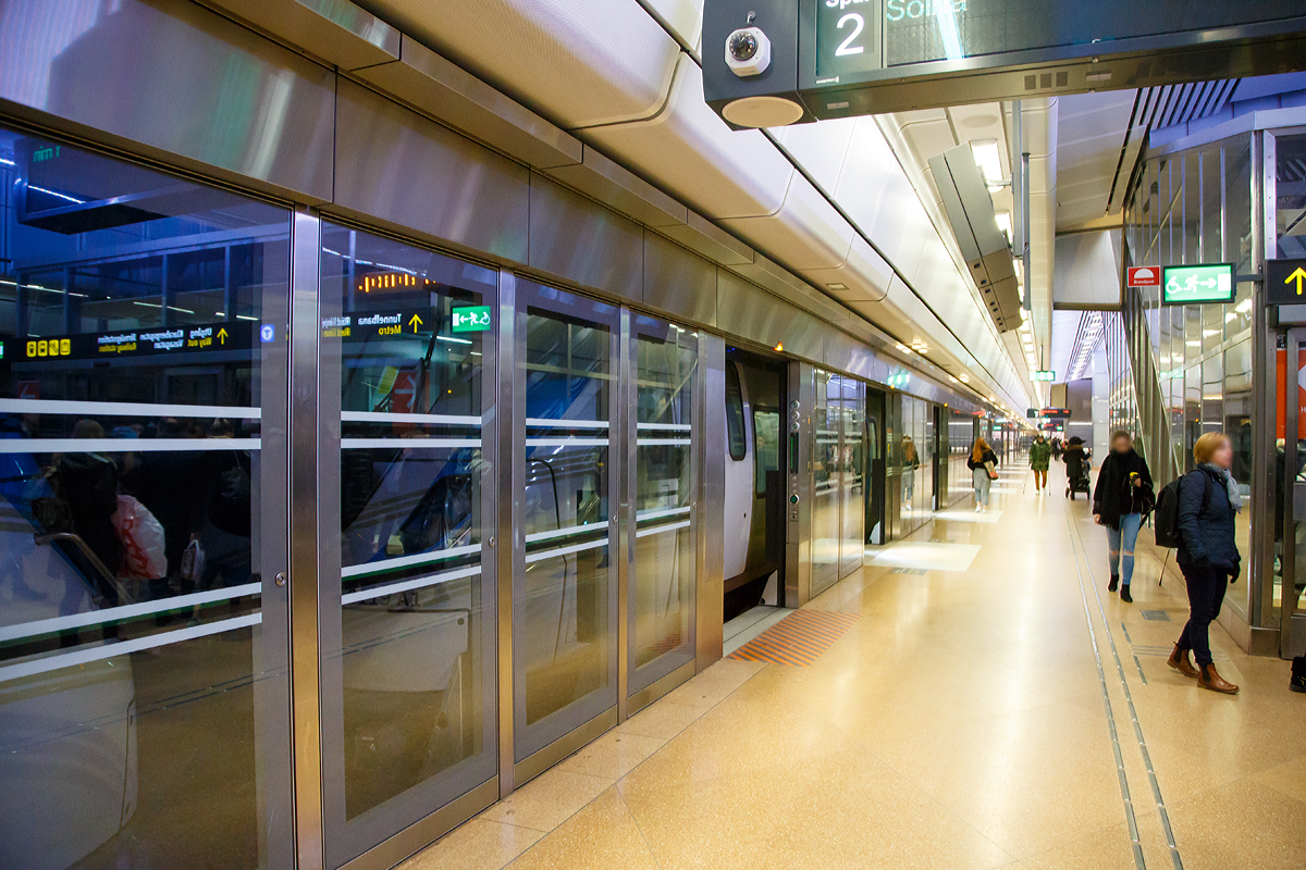 40 m tief unter der Erdoberfläche die Tunnelstation Stockholm City am 21.03.2019 von Stockholm Central.

Die beiden Bahnhöfe Stockholm City und Odenplan haben Bahnsteigtüren. Die Fahrer der SL X60 müssen auf 75 cm genau an der vorgesehenen Stelle halten, damit sich Zugtüren und Bahnsteigtüren an derselben Stelle öffnen können.
