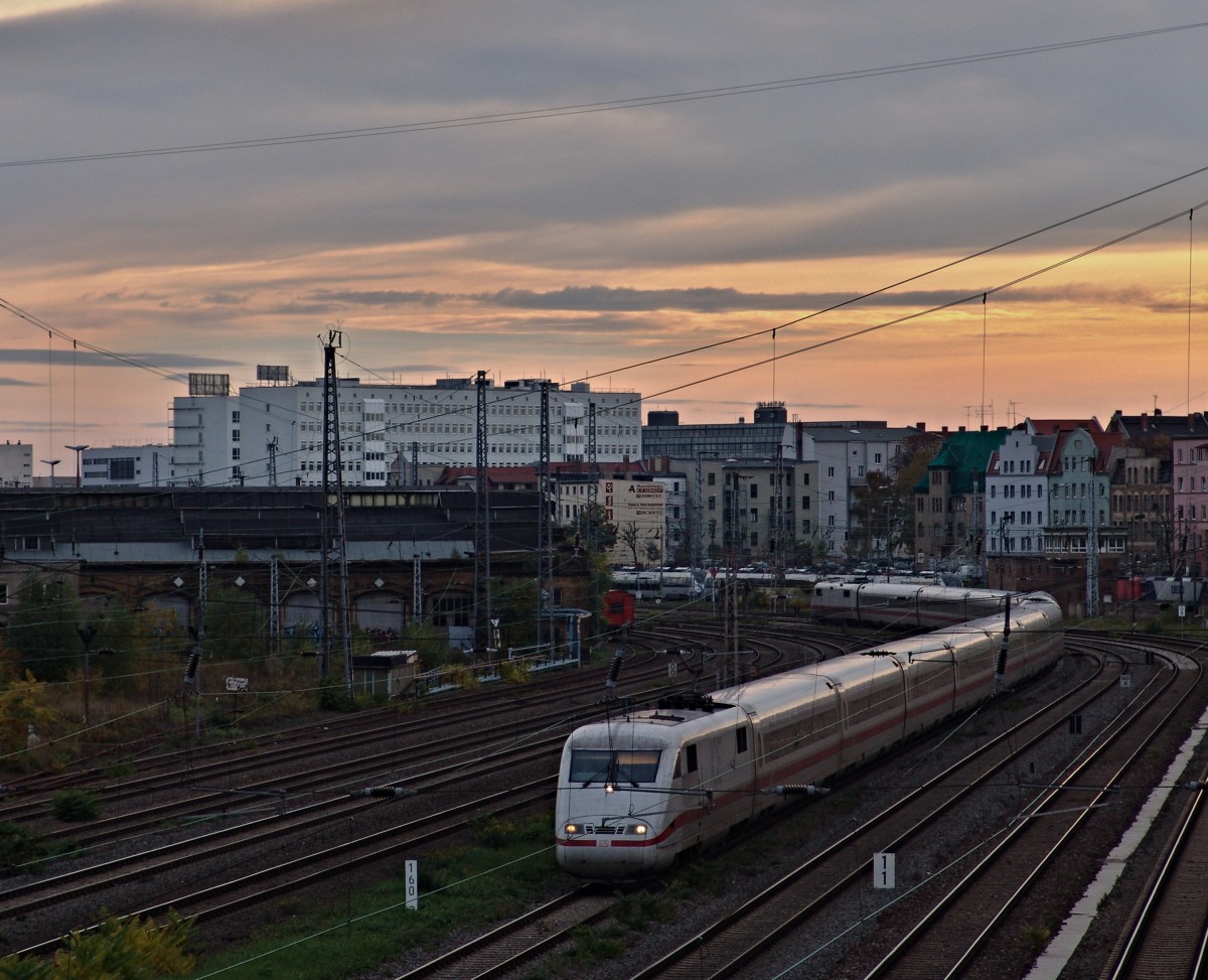 401 085-6 'Freilassing' kehrte am 14.10.2013 Halle den Rücken und fuhr Richtung Berlin.