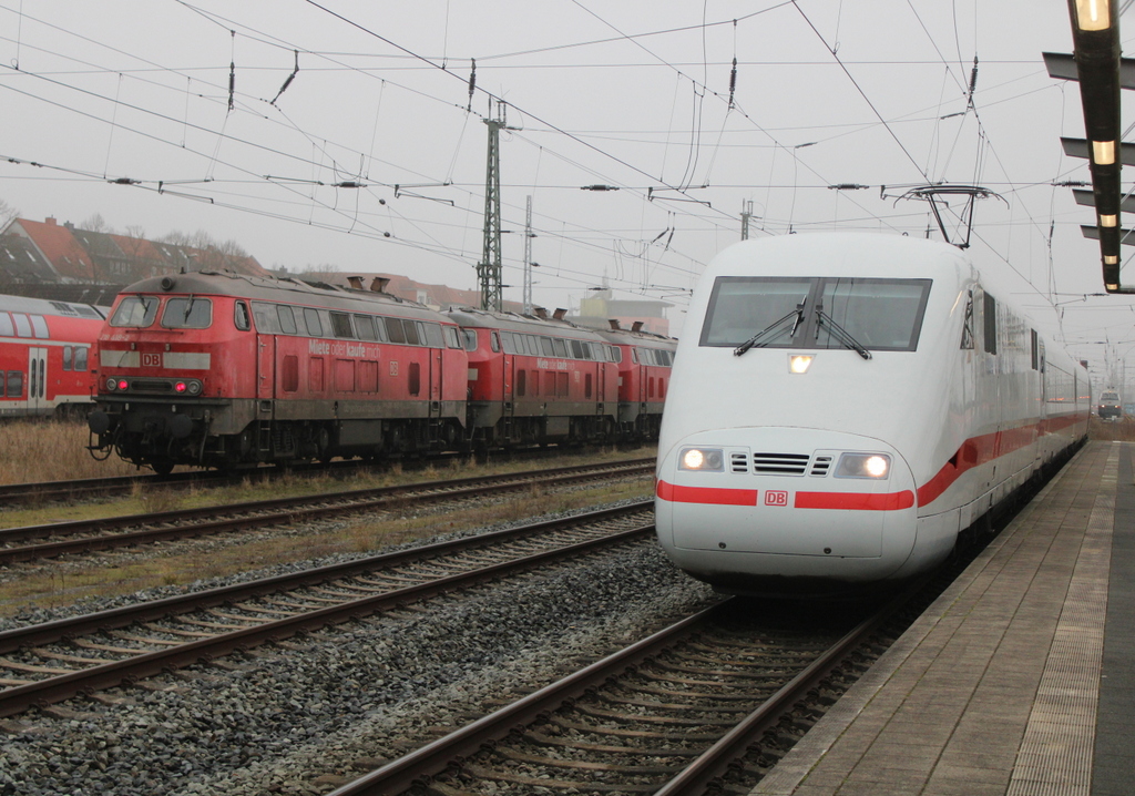401 087-2 als Ersatzzug von Dresden Hbf nach Rostock Hbf bei der Einfahrt im Rostocker Hbf.22.12.2025