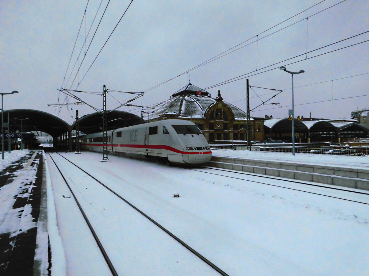 401 XXX mit ziel Berlin Hbf (Tief) im Bahnhof Halle/Saale Hbf am 17.3.18