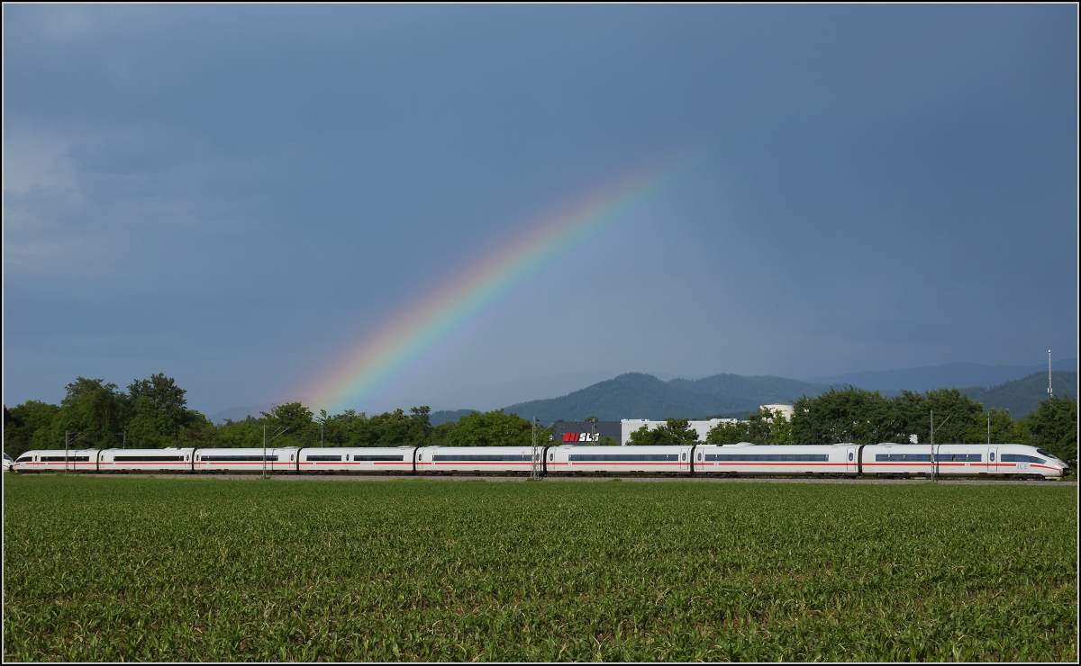 403 061 'Celle' mit Regenbogen bei Buggingen. Juni 2022.