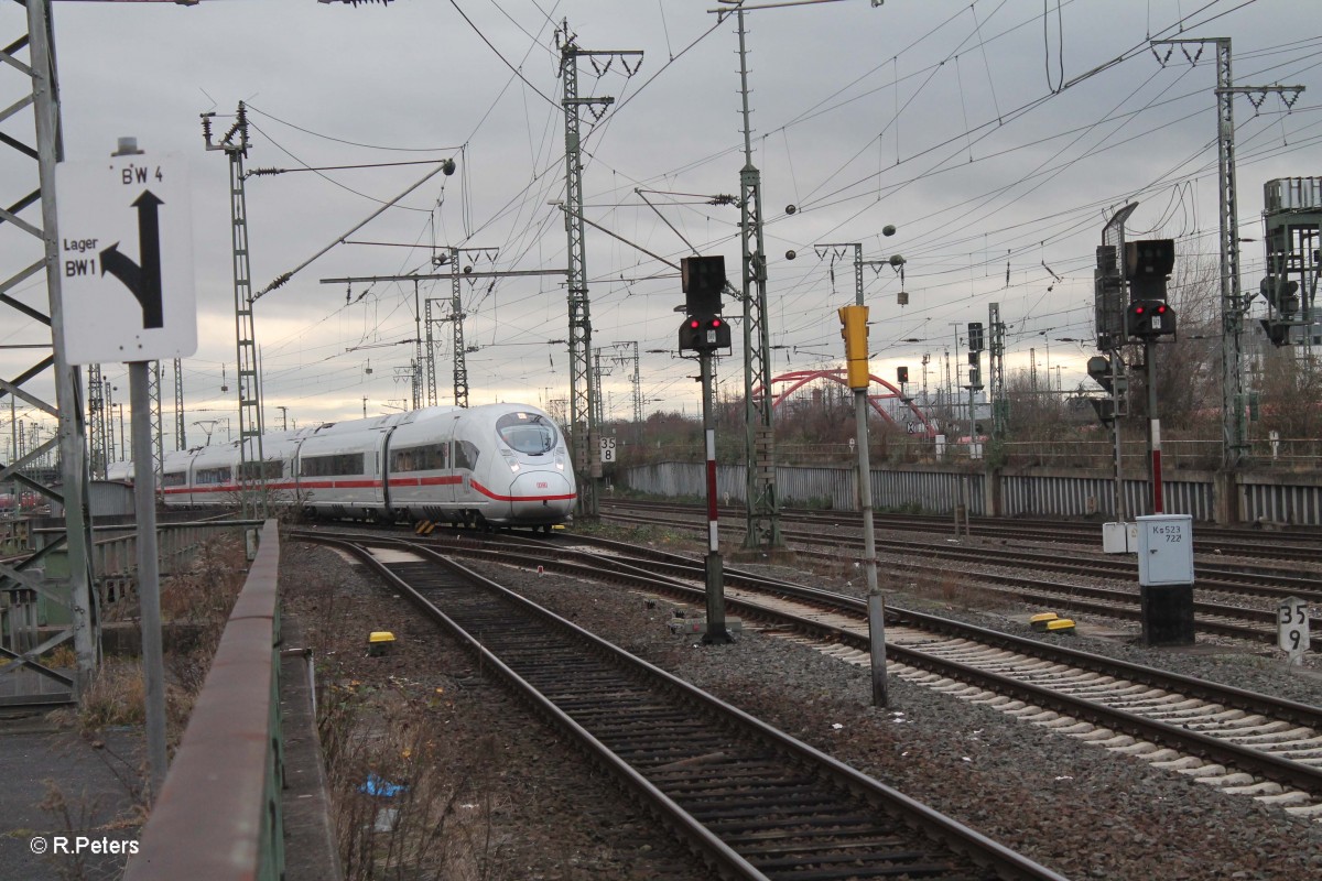 407 004 kommt aus der Abstellgruppe und rollt in Richtung Frankfurt/Main HBF. 23.12.14