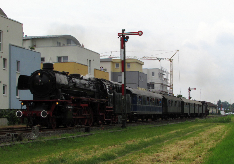 41 018(Dampflok Gesellschaft M�nchen) und die am Zugschlu� h�ngende 41 360 fuhren am Tag 2 des Dampfspektakels zwischen Bensheim und Worms auf der Nibelungenbahn.Hier bei der Einfahrt in Lorsch/Ried am Do,29.Mai.2014