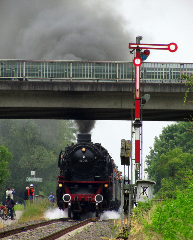 41 018(Dampflok Gesellschaft M�nchen) bei der letzten Ausfahrt aus Lorsch/Ried.Sie und 41 360 fuhren am 2.Tag auf der Nibelungenbahn zwischen Bensheim und Worms.
Aufgenommen am Do,29.Mai.2014