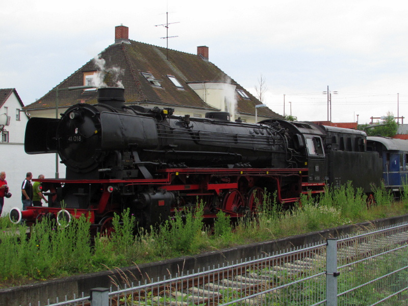 41 018(Dampflok Gesellschaft M�nchen) hing am Zugschlu� des Sonderzuges zum Dampfspektakel.Dieser Zug fuhr am 2.Tag auf der Nibelungenbahn zwischen Bensheim und Worms.Hier im Bahnhof B�rstadt u.Bahnhof.
Aufgenommen am Do,29.Mai.2014