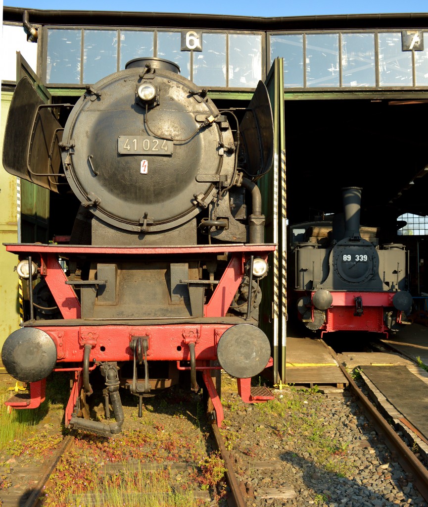 41 024 und 89 339 in den Schuppenständen 6 & 7 am 14.05.2015. Noch warteten sie auf die ersten Besucher der Bahnwelttage 2015.