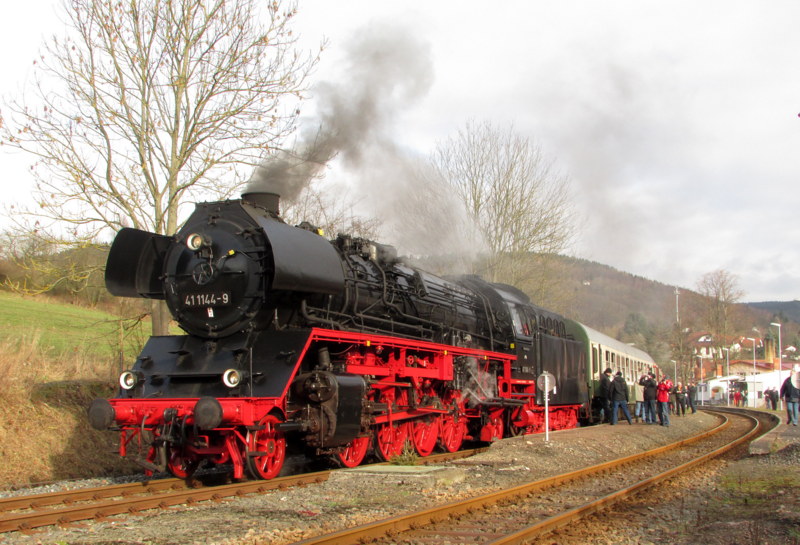 41 1144-9 mit dem Rodelblitz im Bahnhof Steinbach-Hallenberg am 08.Feb.2014.
Bild des Monats Februar 2014.