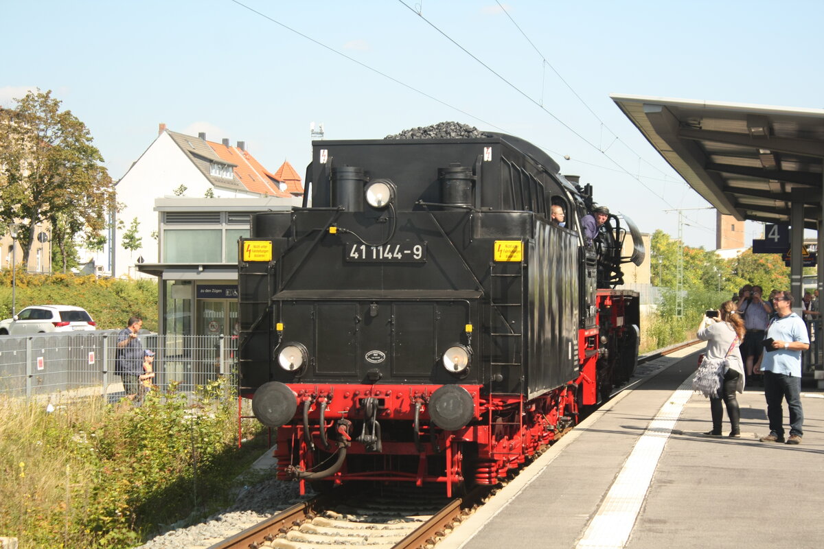 41 1144 mit dem Querfurt-Express bei der Einfahrt in den Bahnhof Merseburg Hbf am 14.8.21
