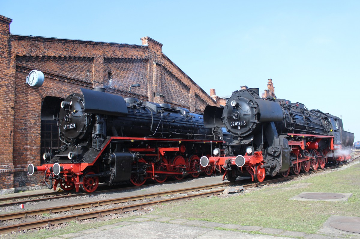 41 1182-3 und 52 8184-5 zusehen beim Bw Fest in Sta�furt am 29.03.14.