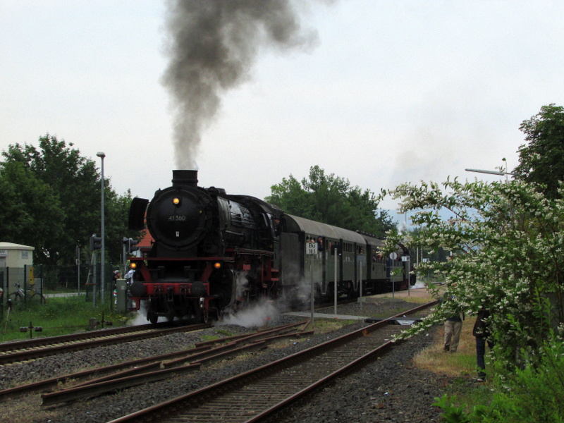 41 360(Dampftradition Oberhausen) bei der Ausfahrt aus Lorsch/Ried.Das ist die vorletzte Fahrt von Bensheim nach Worms.Dieser Sonderzug fuhr am 2.Tag des Dampfspektakels auf der Nibelungenbahn zwischen Bensheim und Worms.Aufgenommen Do,29.Mai.2014