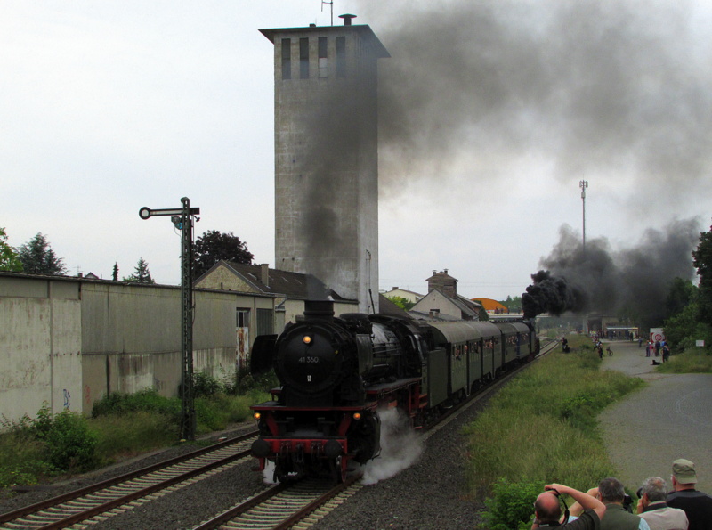 41 360(Dampftradition Oberhausen) bei der Ausfahrt aus B�rstadt.Die am Zugschlu� h�ngende 41 018 die im Hintergrund viel Dampf erzeugt fuhren am Tag 2 des Dampfspektakels auf der Nibelungenbahn zwischen Bensheim und Worms.