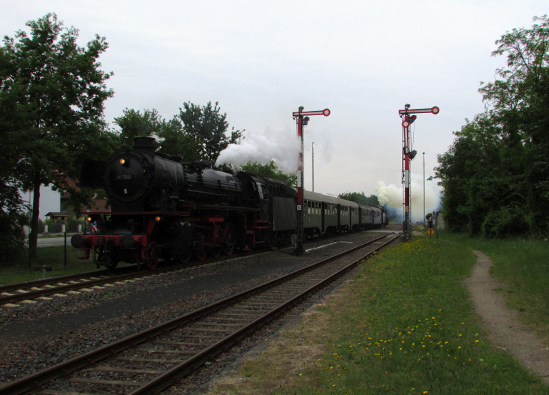 41 360(Dampftradition Oberhausen) bei der Einfahrt in Lorsch/Ried mit dem Sonderzug aus Bensheim.Am Zugschlu� hing 41 018.
Dieser Zug fuhr am 2.Tag des Dampfspektakels auf der Nibelungenbahn zwischen Bensheim und Worms