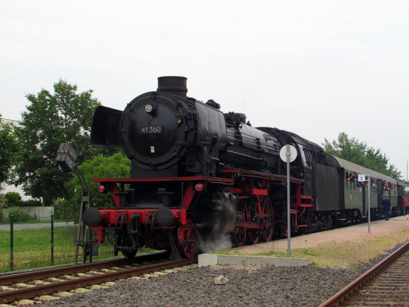 41 360(Dampftradition Oberhausen) hing am Zugschlu� des Sonderzuges des Dampfspektakels.Dieser Zug fuhr am Tag 2 des Dampfspektakels auf der Nibelungenbahn zwischen Bensheim und Worms.