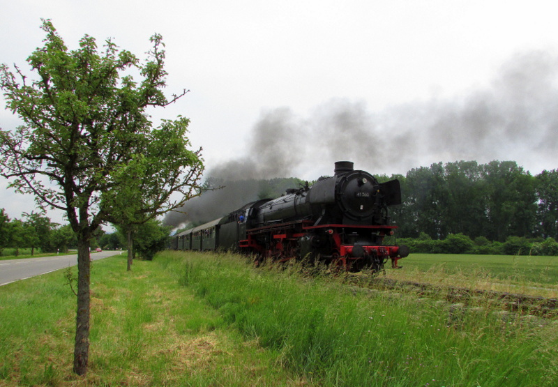 41 360(Dampftradition Oberhausen) hing am Zugschlu� des letzten nach Bensheim fahrenden Zuges.Sie und 41 018 fuhren am Do,29.Mai.2014 auf der Nibelungenbahn zwischen Bensheim und Worms.Hier kurz hinter Lorsch/Ried