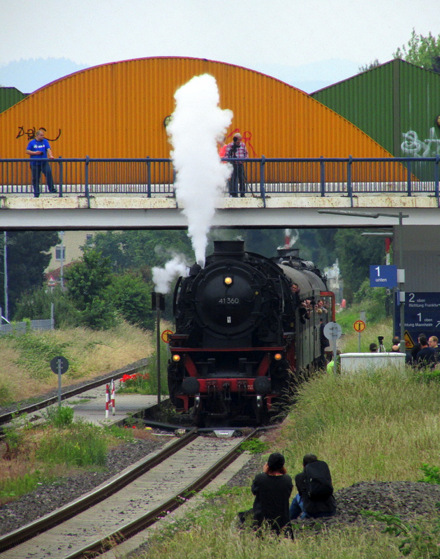 41 360(Dampftradition Oberhausen) pfeift zur Abfahrt in B�rstadt.Dieser Zug ist ein Sonderzug des Dampfspektakel.Er fuhr am 2.Tag zwischen Bensheim und Worms.