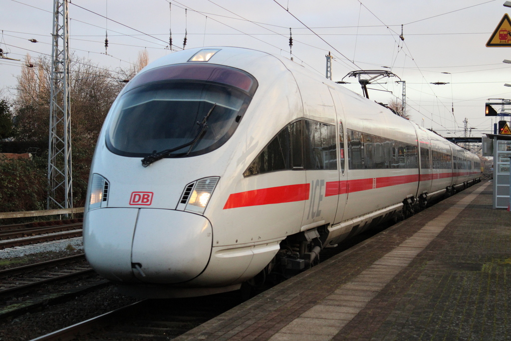 415 521-4 als IC 2912(Dresden-Warnemünde)bei der Durchfahrt in Rostock-Bramow.15.01.2022