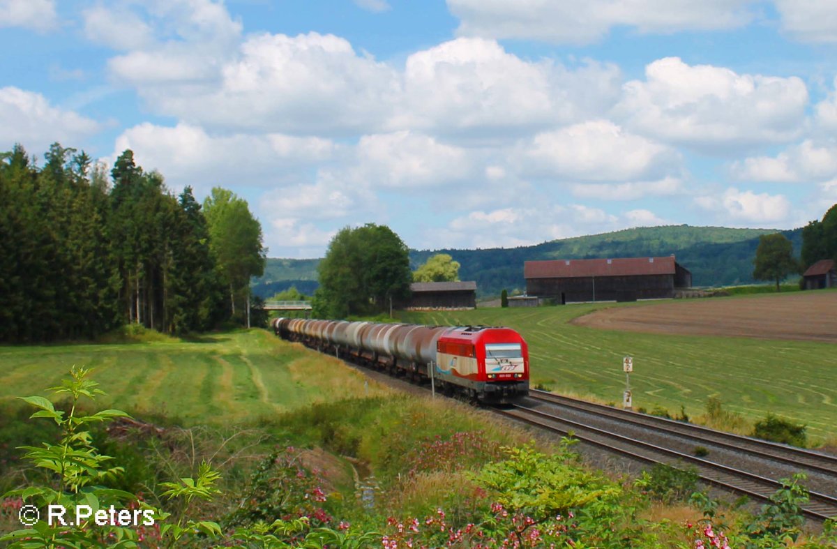 420 012 alias 223 032 mit einem Kesselzug aus Cheb nach Ingolstadt kurz hinter Pechbrunn. 07.08.16