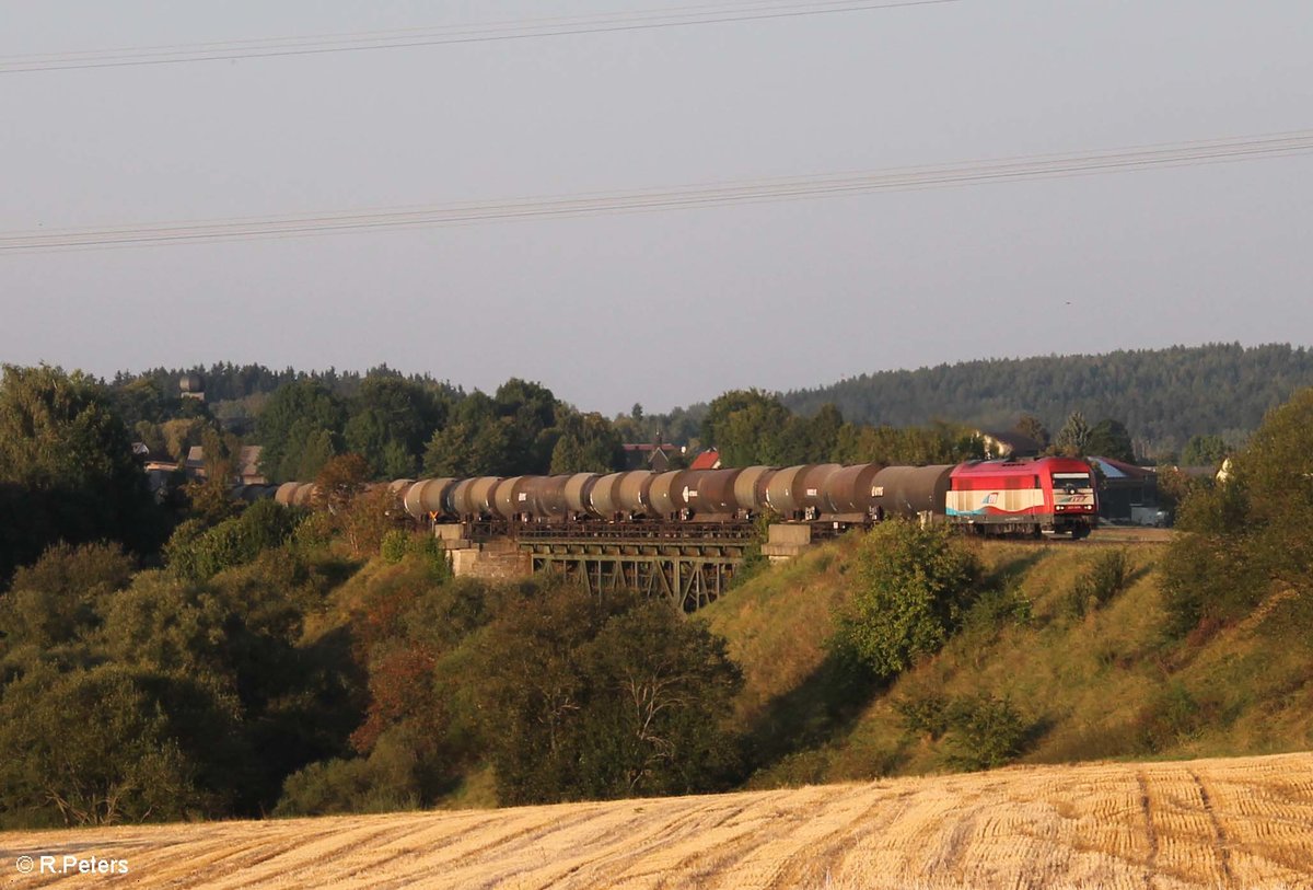 420 13 alias 223 034 zieht ein Kesselzug aus Cheb nach Ingolstadt über das Röslau Viadukt bei Seußen. 13.09.16