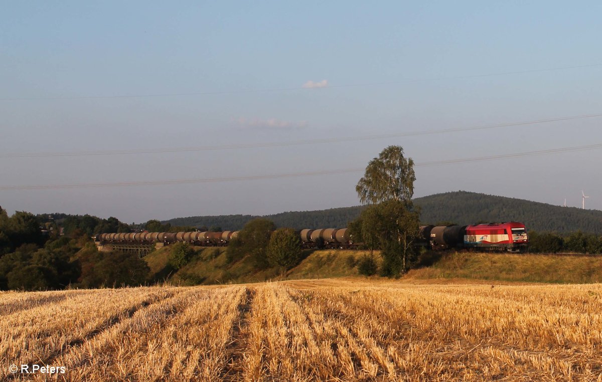 420 13 alias 223 034 zieht ein Kesselzug aus Cheb nach Ingolstadt über das Röslau Viadukt bei Seußen. 13.09.16