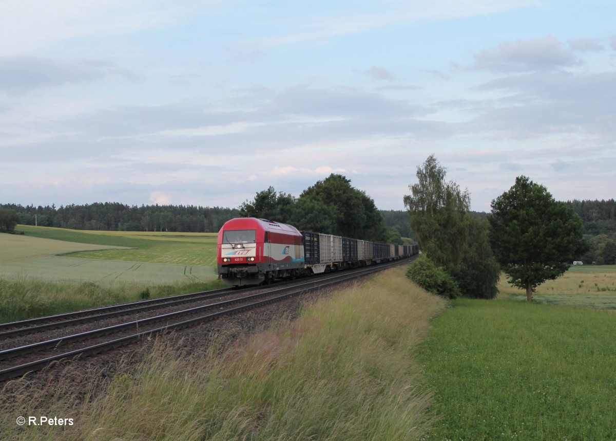 420 13 zieht einen Kesselzug Regensburg - Cheb bei Naabendemreuth. 16.06.15