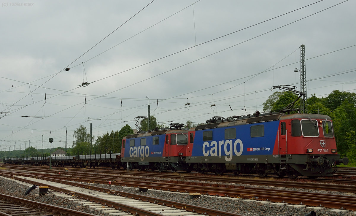 421 381 und 421 390 beim Halt in Darmstadt-Kranichstein am 25.05.2016