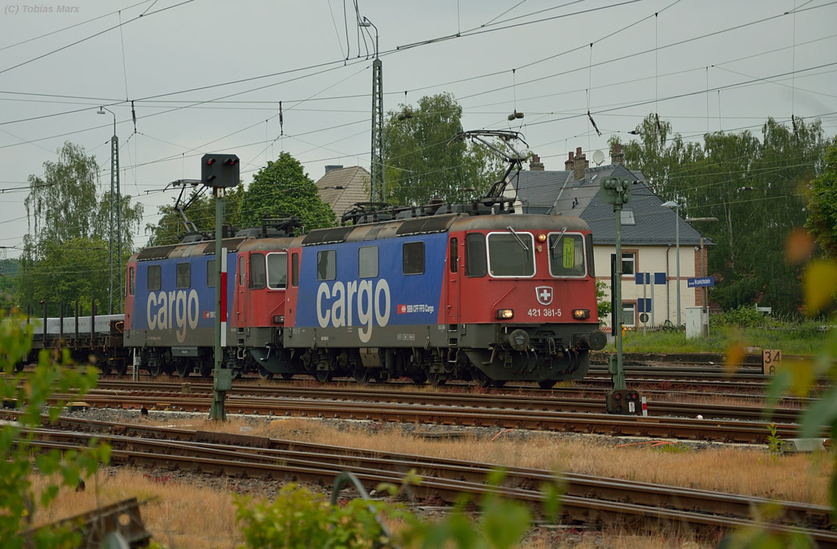 421 381 und 421 390 beim Halt in Darmstadt-Kranichstein am 25.05.2016
