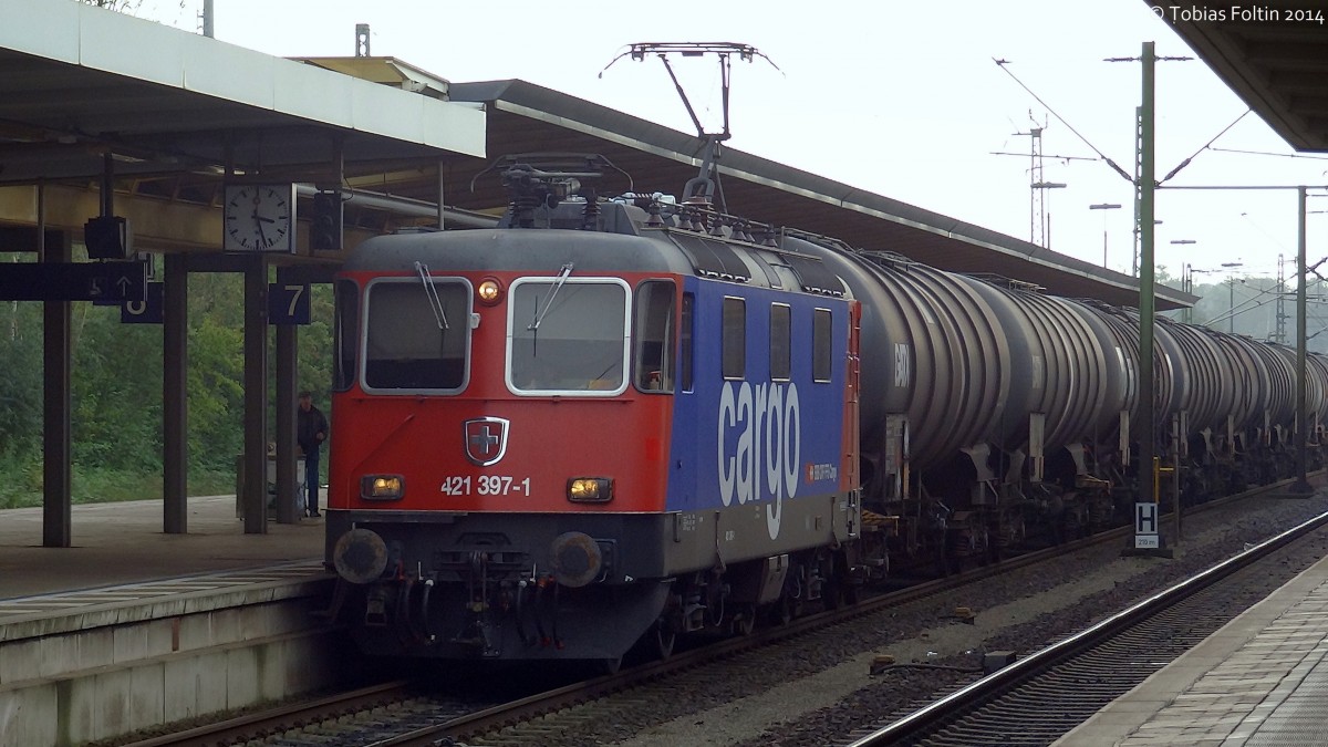 421-397 durchf�hrt mit einem G�terzug den Hauptbahnhof von Braunschweig.
Aufgenommen im September 2014.