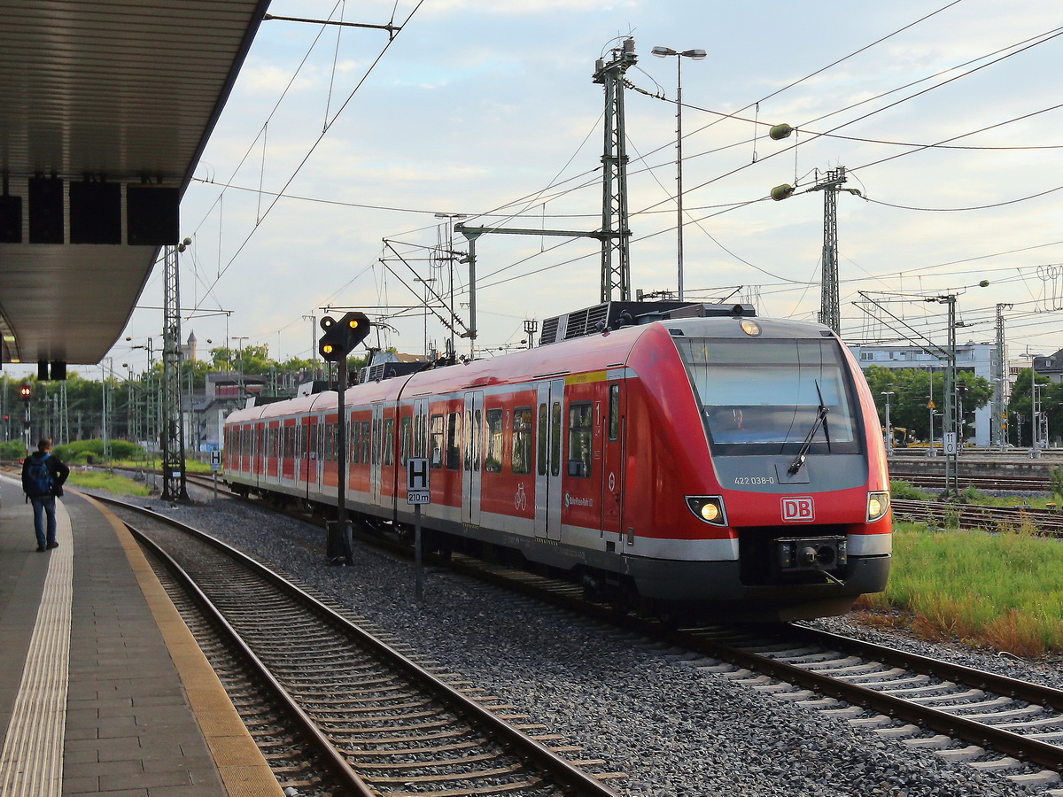 422 038-0 als S1 am 28. Juli 2017 im Hauptbahnhof von Düsseldorf. 