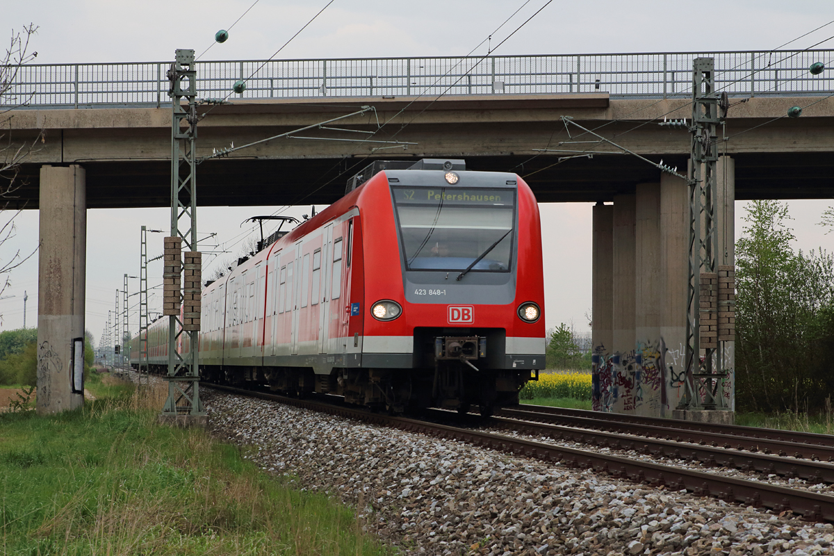 423 848-1 als S2 nach Petershausen war am 02.05.16 zwischen Grub und Heimstetten unterwegs.