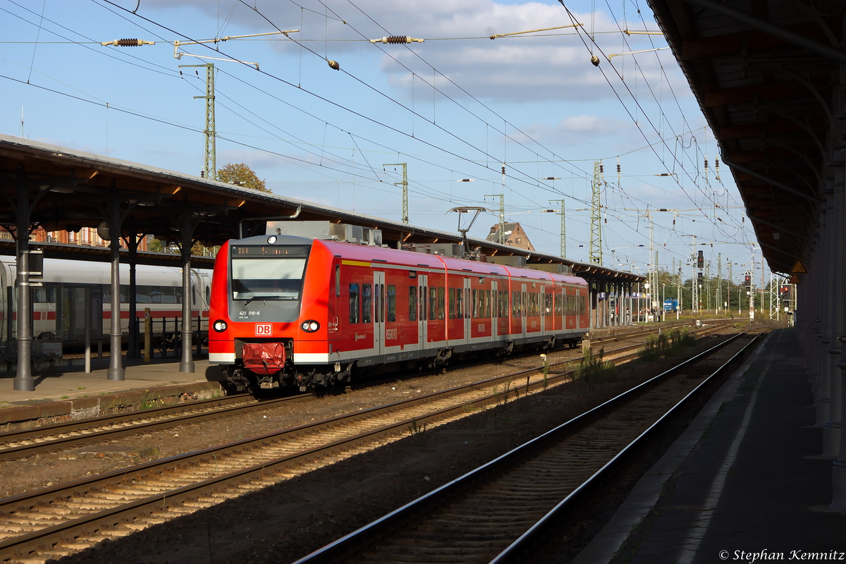 425 010-6 S-Bahn Mittelelbe als RB30 (RB 17826) von Schönebeck-Bad Salzelmen nach Stendal in Stendal. 27.09.2014