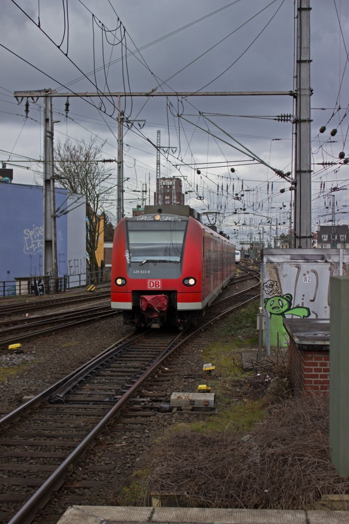 425 023 und 040 erreichen am 25.02.15 als RE8 nach Koblenz den Kölner Hauptbahnhof. Im Hintergrund erhebt sich das Hanshochhaus am Kölner Hansaring, das seit 1961 den ersten Saturn-Elektromarkt beherbergt, der sich ursprünglich an Diplomaten richtete.