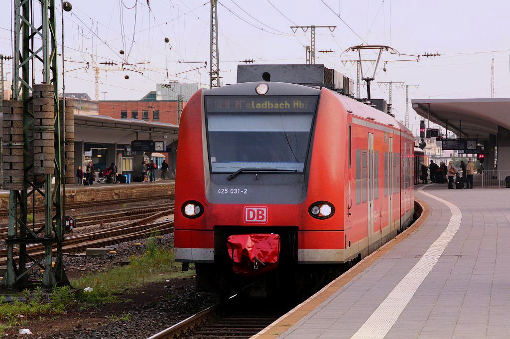 425 031/531 als RE8 nach Mönchengladbach Hbf steht abfahrbereit im Koblenzer Hbf. 29.09.12