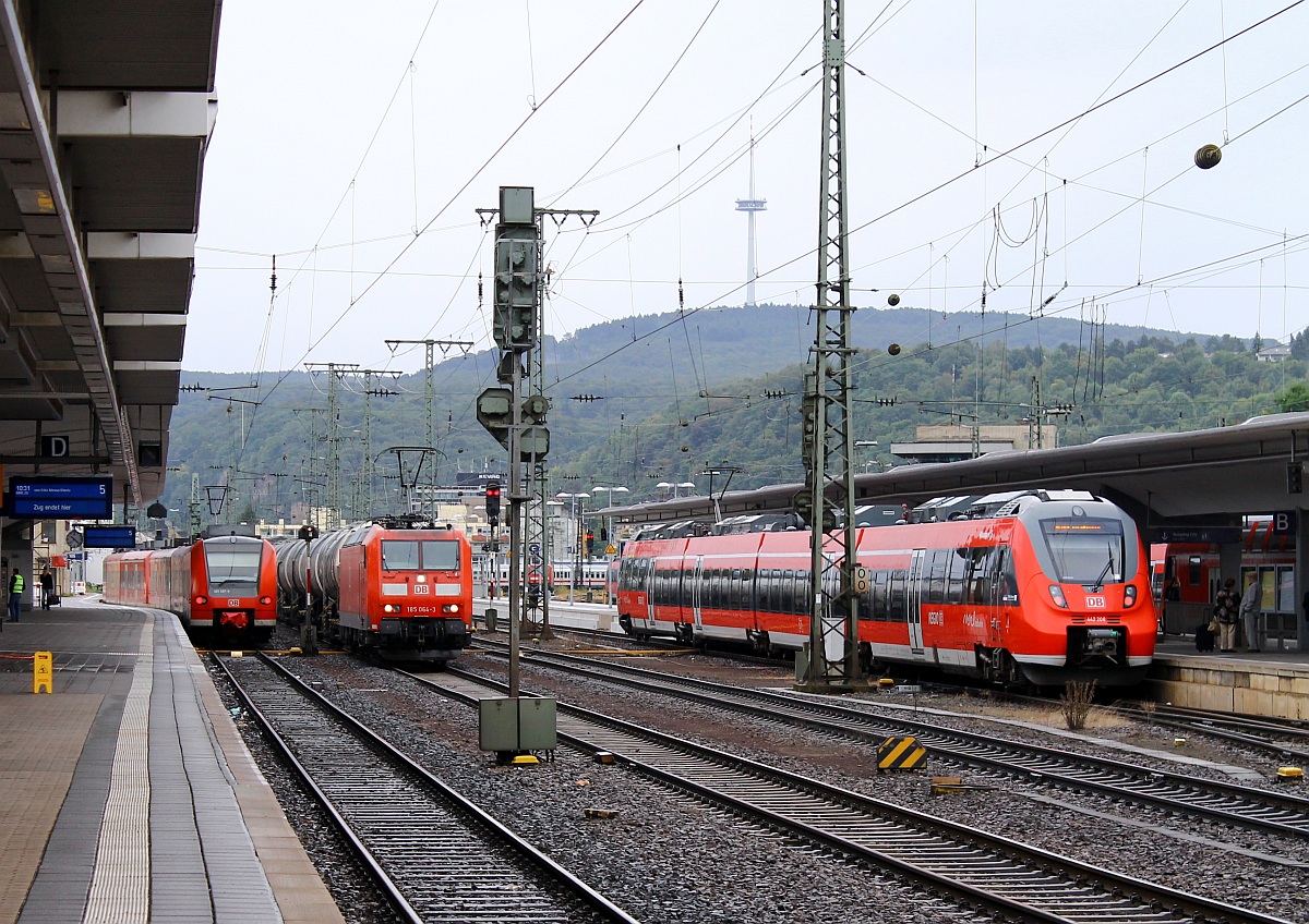 425 037/537, 185 064-3 und 442 208/508 bringen etwas Farbe in das recht triste grau eines verregneten Tages im Hbf Koblenz. 16.09.2013