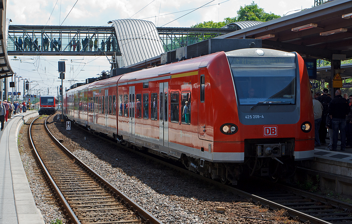 
425 209-9 gekuppelt mit einem weiteren der S-Bahn RheinNeckar als S1 nach Homburg(Saar) Hbf und Kaiserslautern Hbf am 31.05.2014 beim Halt im Hbf Neustadt a d. Weinstraße. 