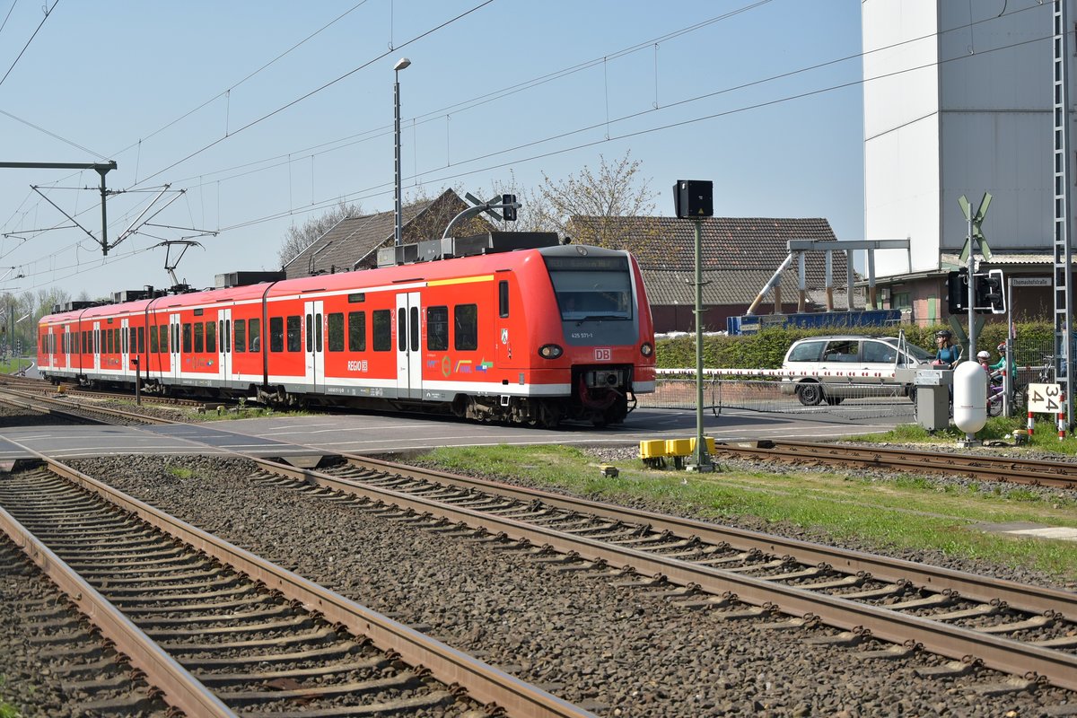 425 571 als RB33 aus Heinsberg kommend bei der Einfahrt in Lindern.
9.4.2017