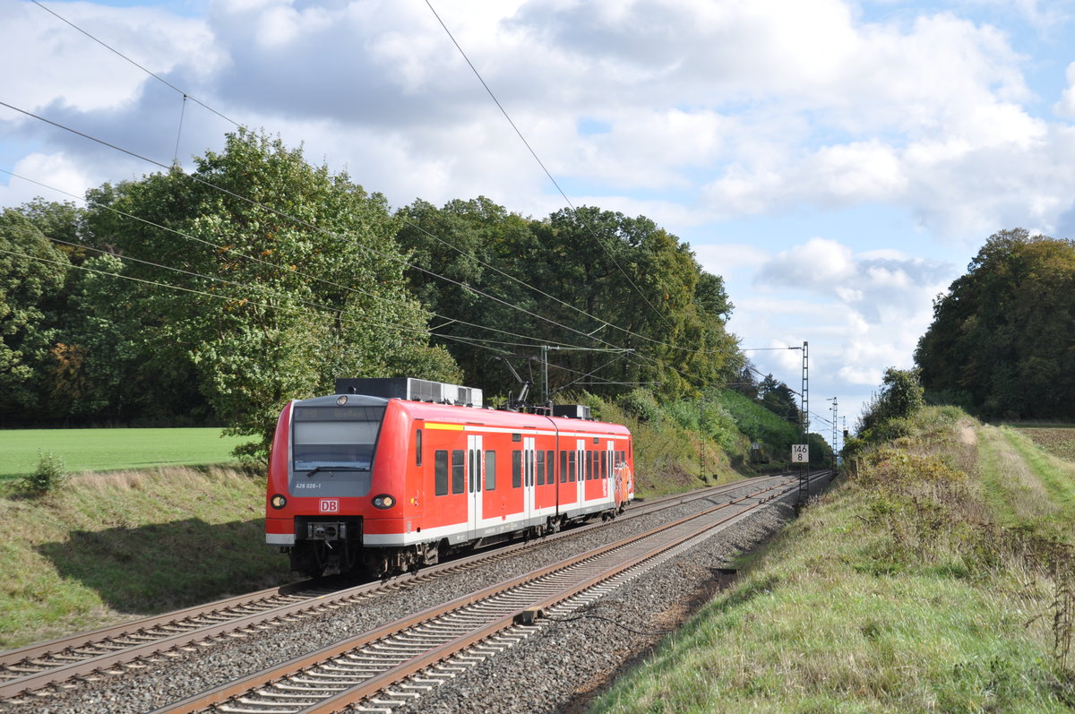 426 026-1 fuhr am 10.10.2019 als RB49 nach Gießen und konnte dabei kurz vor dem Haltepunkt Kirch Göns festgehalten werden. 