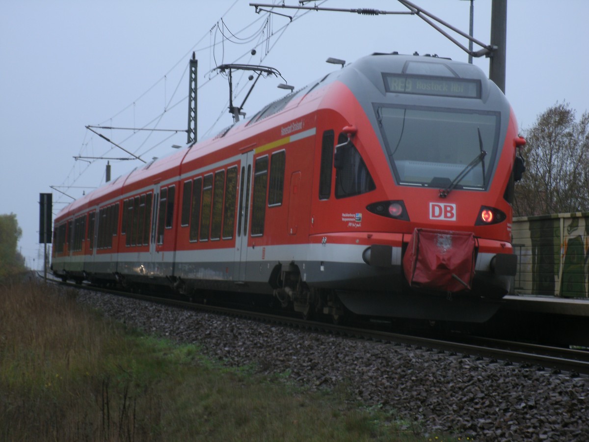 429 028,als RE 13006 Sassnitz-Rostock,am 04.November 2013,am Haltepunkt Stralsund Gr�nhufe.
