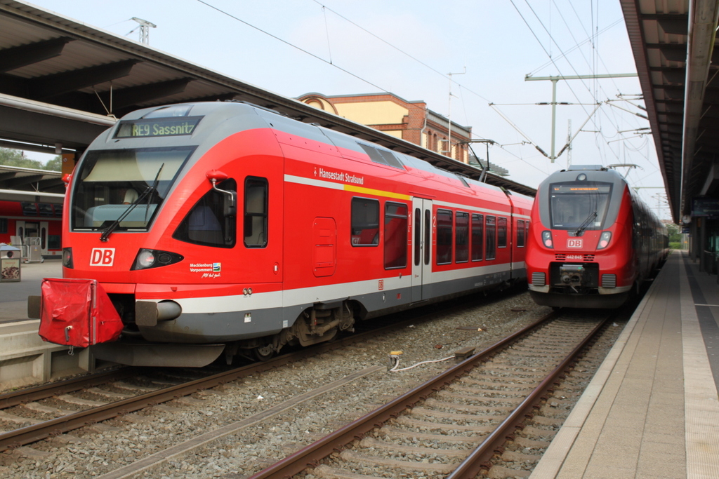 429 528-3 Hansestadt Stralsund Als RE 9 von Rostock Hbf nach Sassnitz kurz vor der Ausfahrt im Rostocker Hbf.29.05.2016