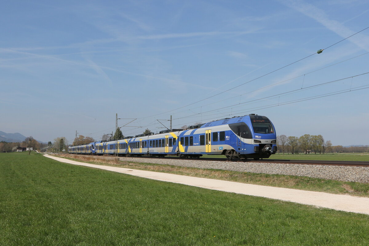 430 006 aus Mnchen kommend am 14. April 2022 bei bersee am Chiemsee.