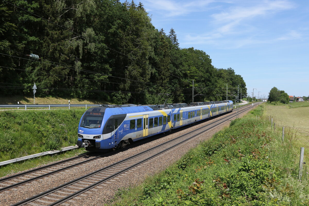 430 008 auf dem Weg nach Rosenheim am 18. Juni 22024 bei Hufschlag/Traunstein.