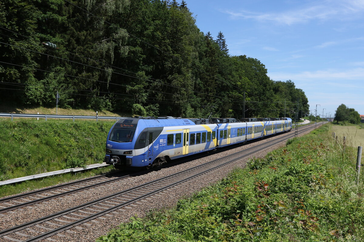 430 009 war am 18. Juni 2024 bei Hufschlag in Richtung Rosenheim unterwegs.