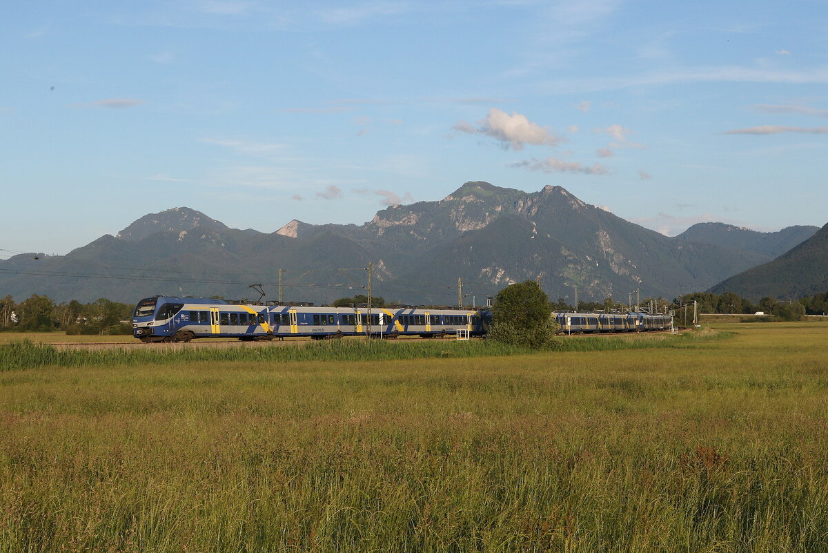 430 013, 430 015 und 430 024 waren am 16. Juni 2024 bei Bernau am Chiemsee in Richtung Mnchen unterwegs.